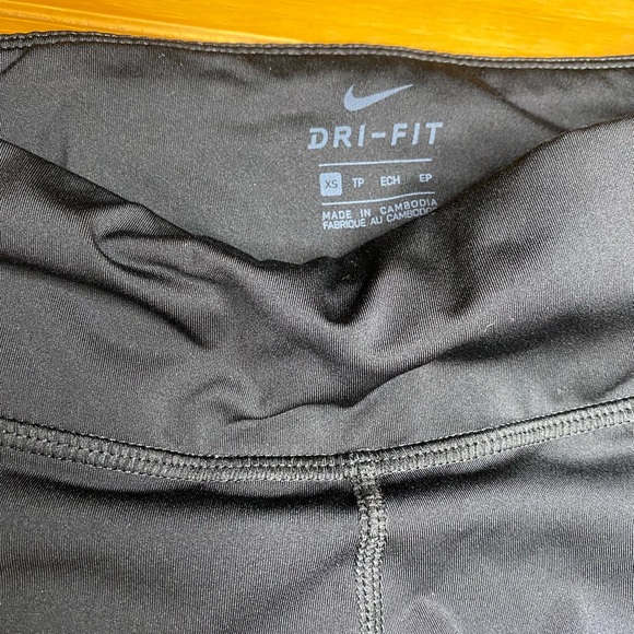 LIKE NEW NIKE MID RISE CROP LEGGINGS - Picture 3 of 4